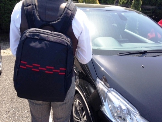 背中にもプジョー