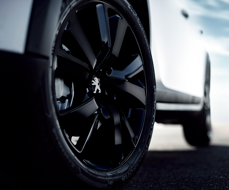 SUV PEUGEOT 2008 GT Line Black Pack DEBUT