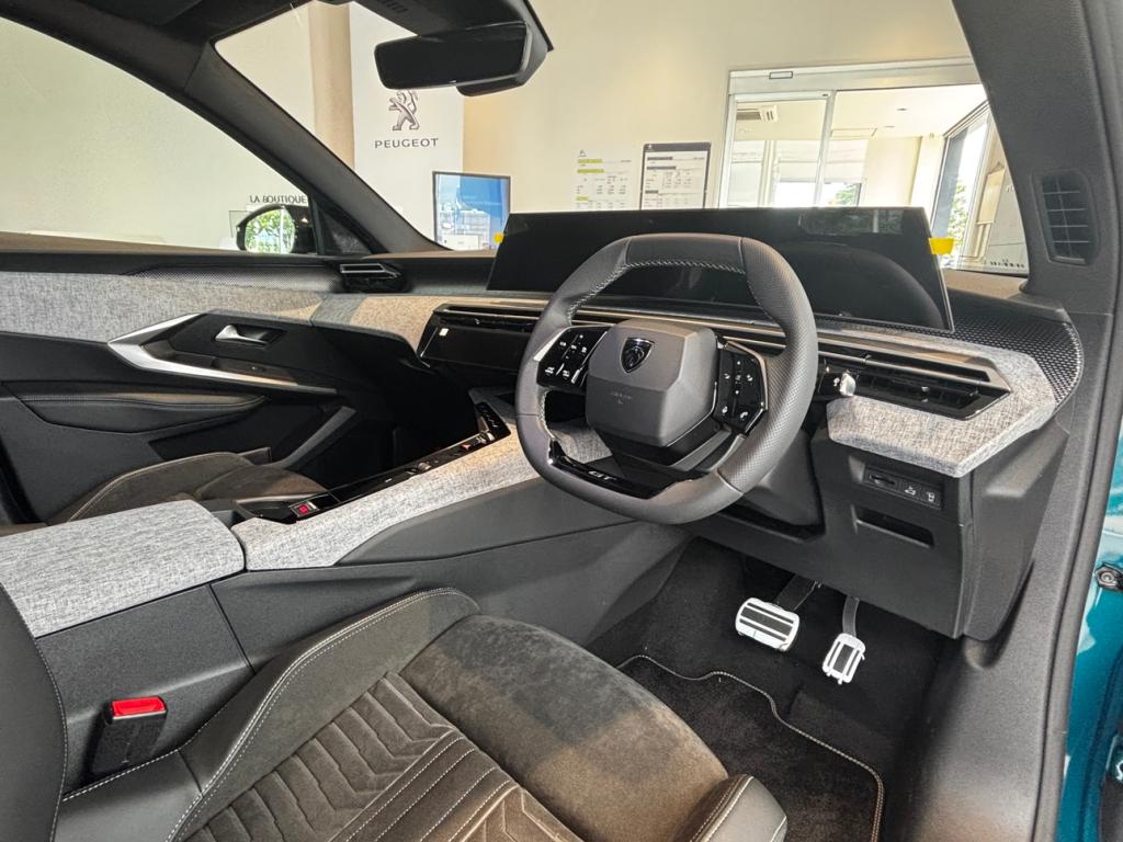 NEW PEUGEOT 3008 – エクステリアの魅力