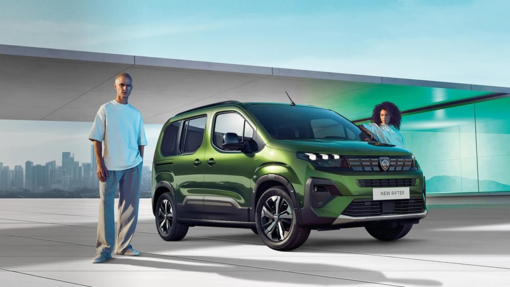 純正品質で安心を。プジョー正規ディーラーの冬サポート